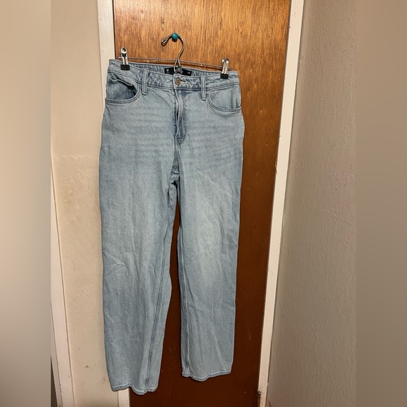 Hollister California Ultra High-Rise Dad Jean
color: light medium wash - Picture 1 of 2